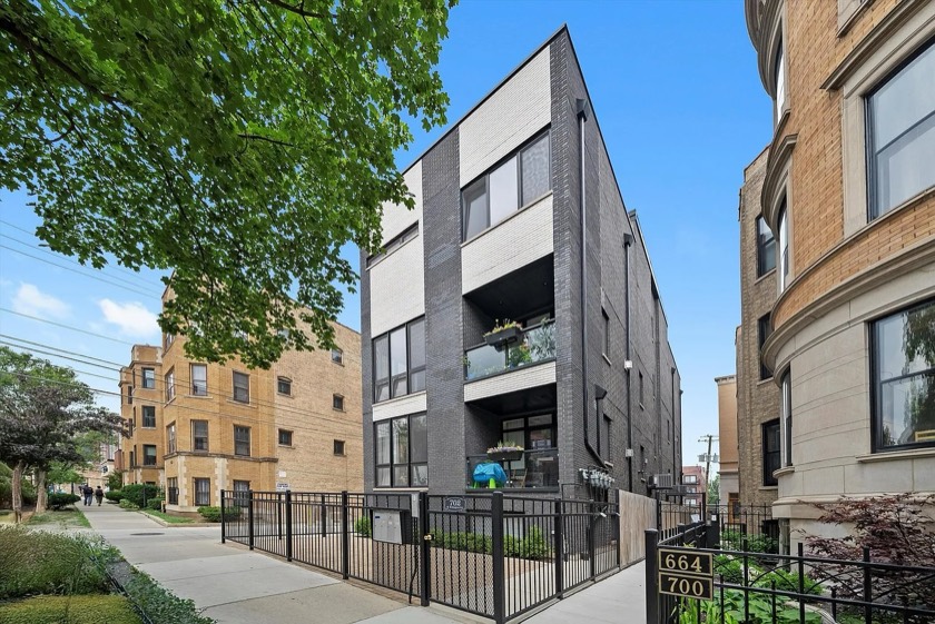 702 W. Wellington Avenue, Lakeview — four-condo sellout